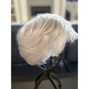 Estetica Designs R60 Silver Grey Short Layered Wig Lace Adjustable Clean EUC